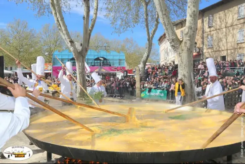 K míchání omelety z 15 tisíc vajec je potřeba několik lidí s dlouhými pádly