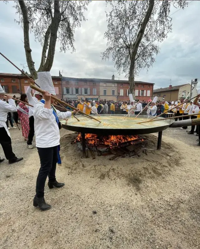 K míchání omelety z 15 tisíc vajec je potřeba několik lidí s dlouhými pádly