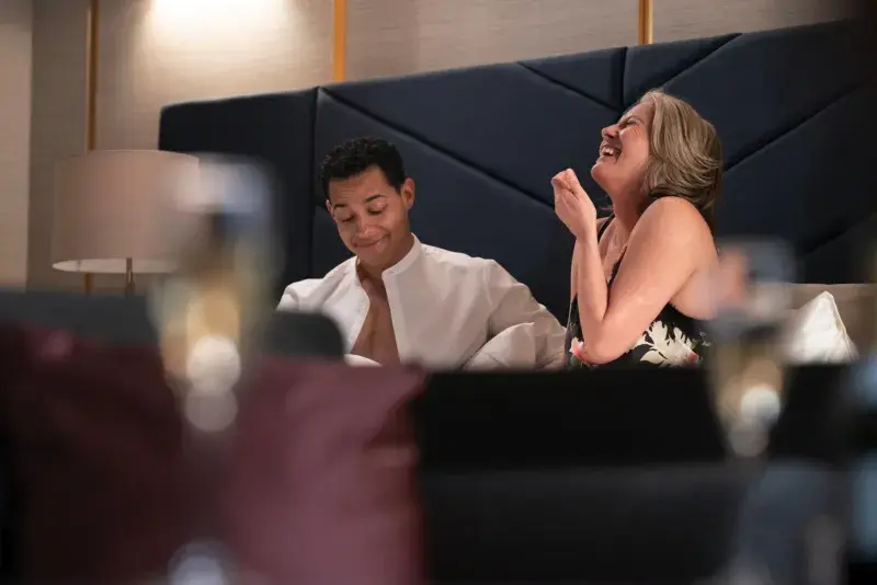 Emma Thompson a Daryl McCormack ve filmu Hodně štěstí, pane Veliký