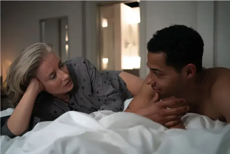 Emma Thompson a Daryl McCormack ve filmu Hodně štěstí, pane Veliký