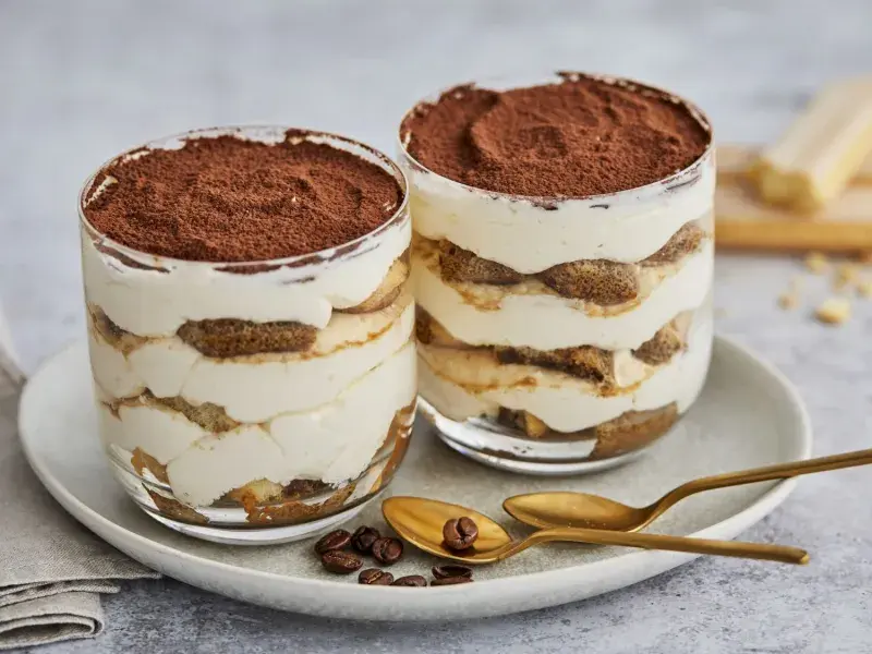 Tiramisu ve sklenici bez vajec