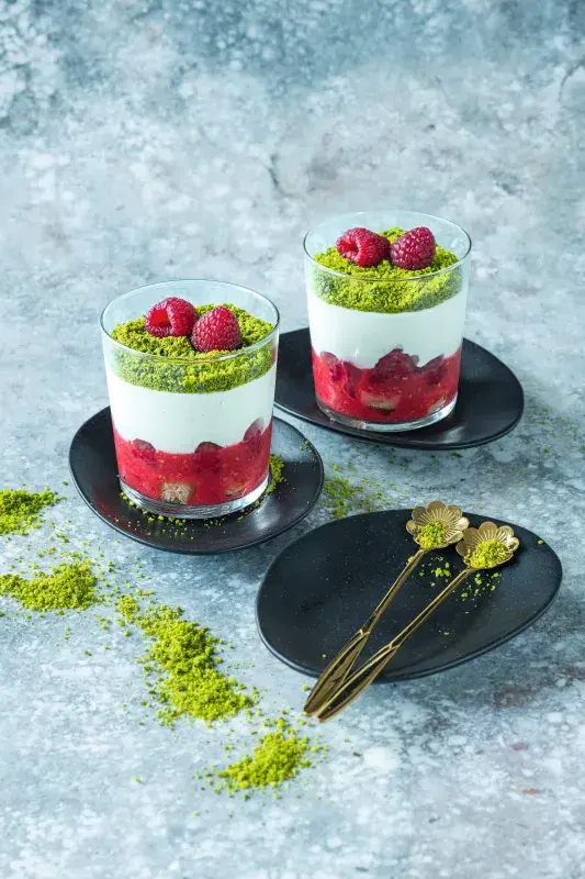 Tiramisu s bílou čokoládou, malinami a pistáciemi