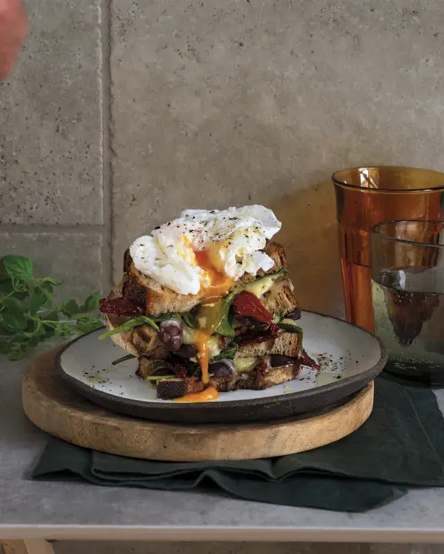 Toust s pošírovaným vejcem