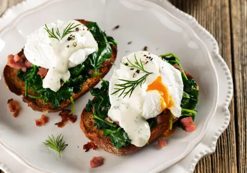 Toust se špenátem s kopřivami, ztraceným vejcem a hořčicovo-koprovou omáčkou