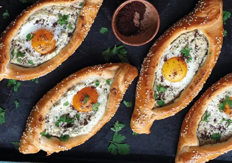 Turecké pide se sýrovou náplní a vejcem