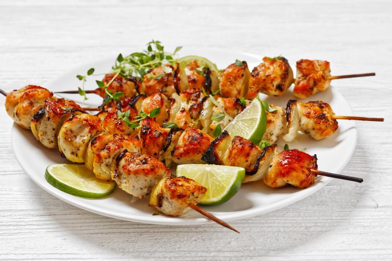 Tymianove_kureci_souvlaki_shutterstock_2344569291.jpg