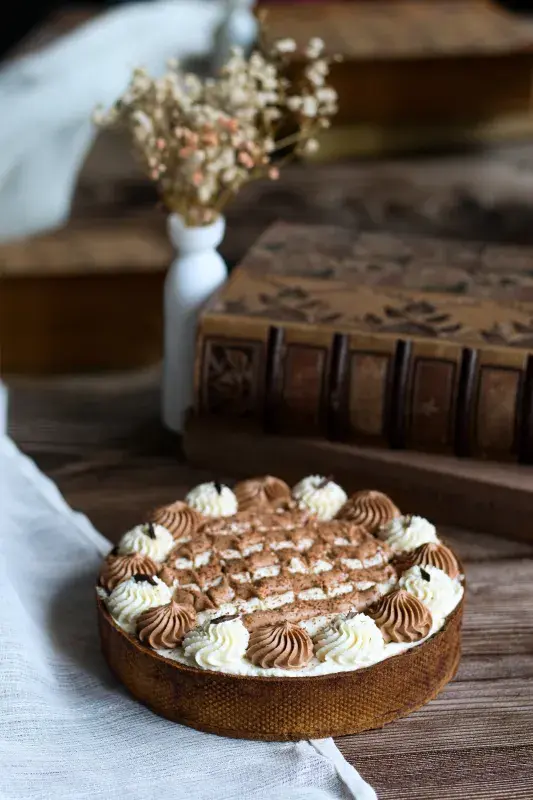 Eliška Pácalová: Vítězný dort v podobě koláče. „Tradiční kakaový korpus, ganáž z hořké čokolády, šlehačkový světlý krém a čokoláda.“