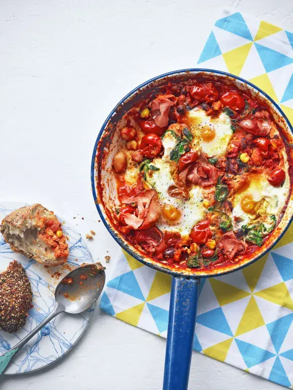 Vejce pečená s fazolemi a rajčatovou omáčkou