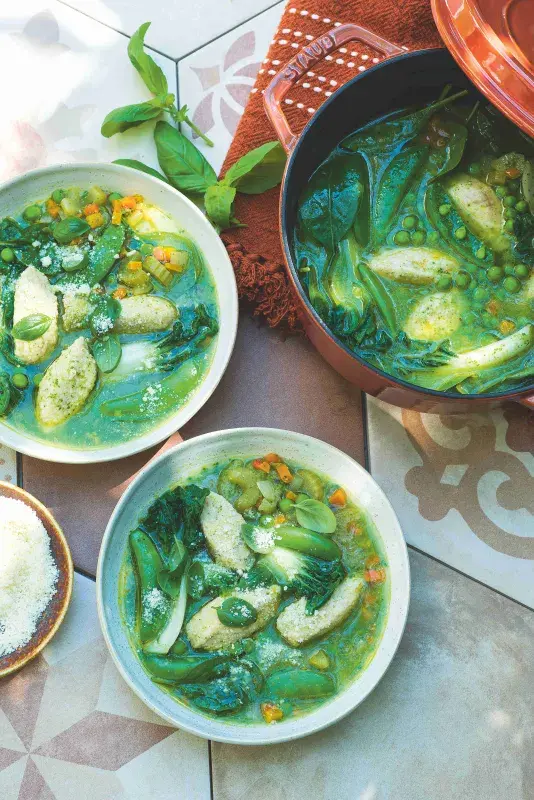 Zelená polévka minestrone s ricottovými knedlíčky