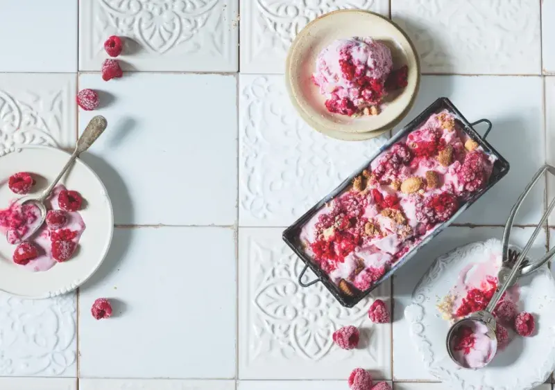 Zmrzlina z cottage à la malinový cheesecake