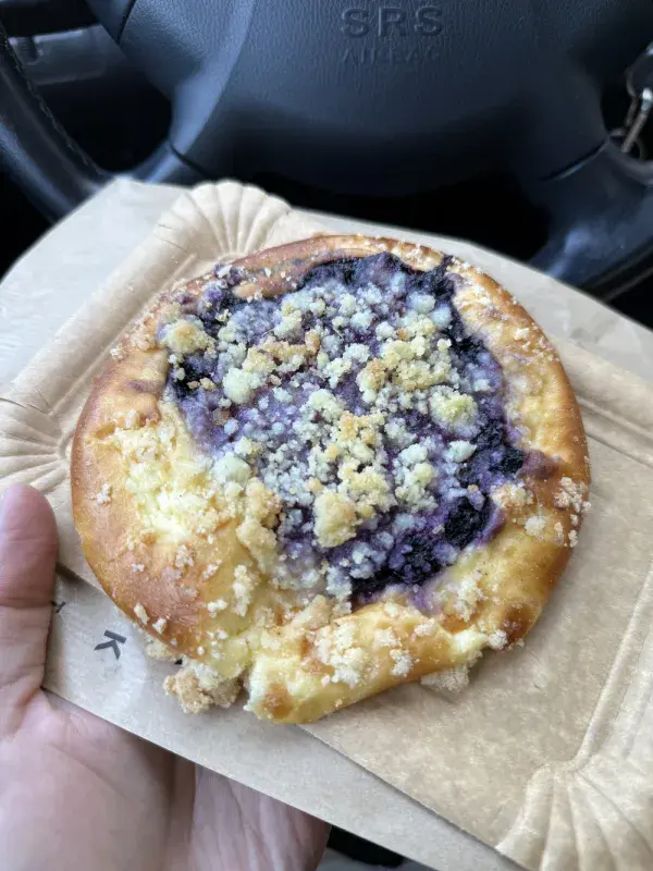 Ovocný koláč s drobenkou ze Zrno Zrnko.jpg