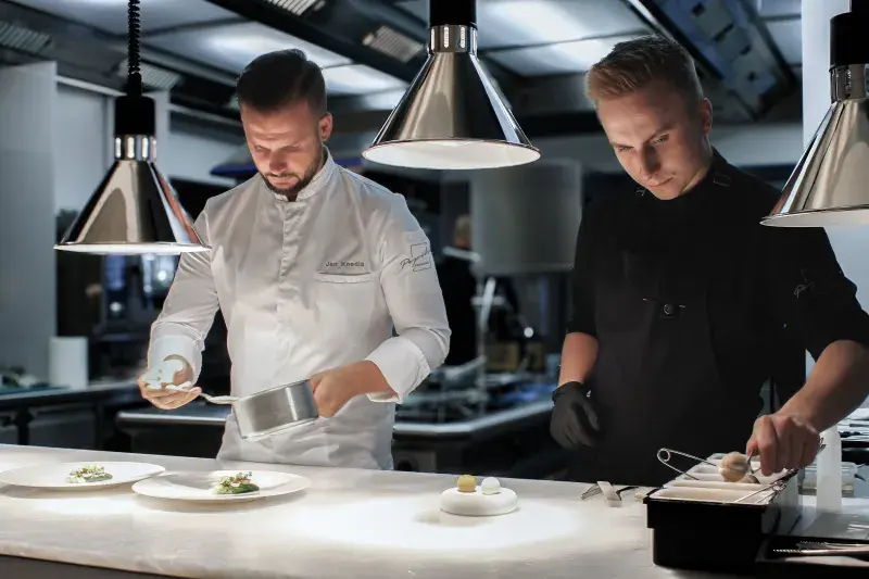 Tým si Jan Knedla pečlivě vybral, jeho kuchaři jsou zapálení do gastronomie