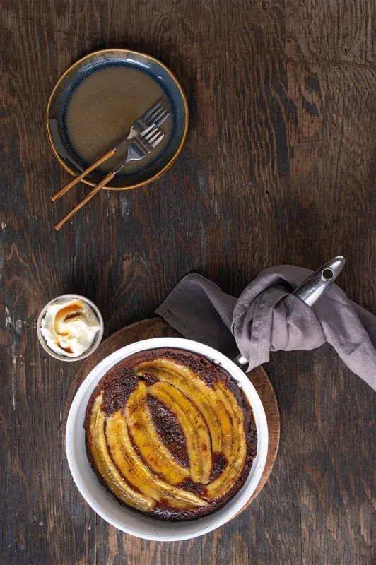 Obrácený banánový koláč z pánve