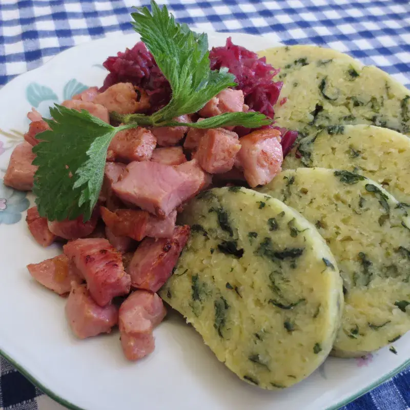 Bramborový knedlík s jarními kopřivami Knedlíky Láznička