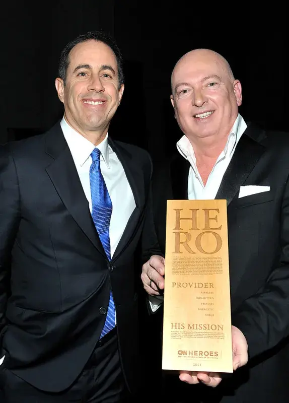 Bruno Serato získal ocenění CNN Heroes. Na fotografii s komikem Jerrym Seinfeldem