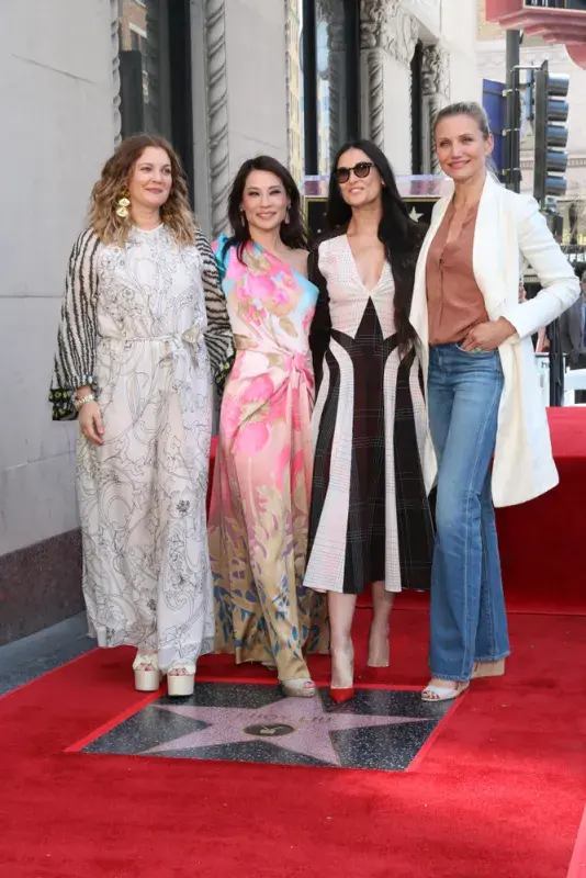 Charlieho andílci Drew Barrymore, Lucy Liu, Demi Moore a Cameron Diaz na slavnostním odhalení hvězdy Lucy Liu na Chodníku slávy v Hollywoodu 1. května 2019 v Los Angeles