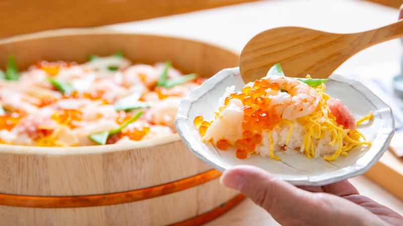 Chirashi sushi