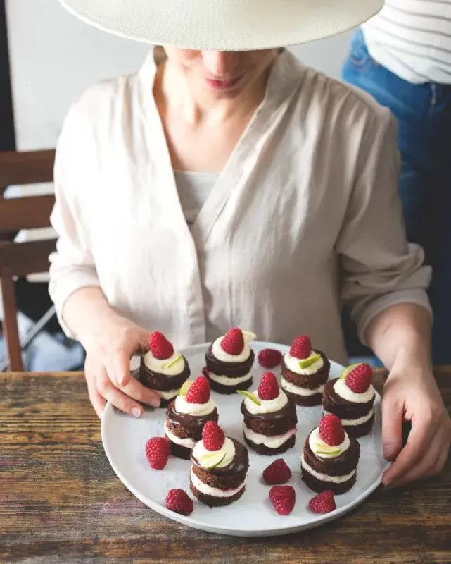 Čokoládové dortíky s limetkovým krémem a malinami