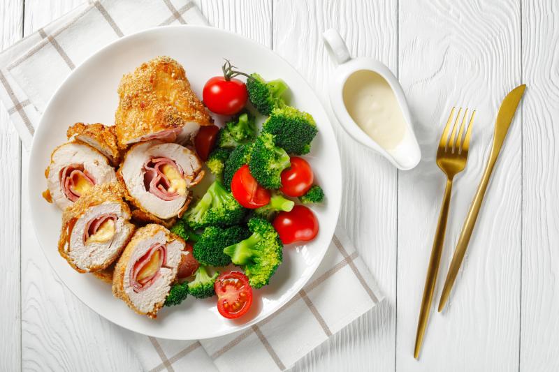Ve Spojených státech se Cordon Bleu často servíruje se sýrovou nebo hořčičnou omáčkou