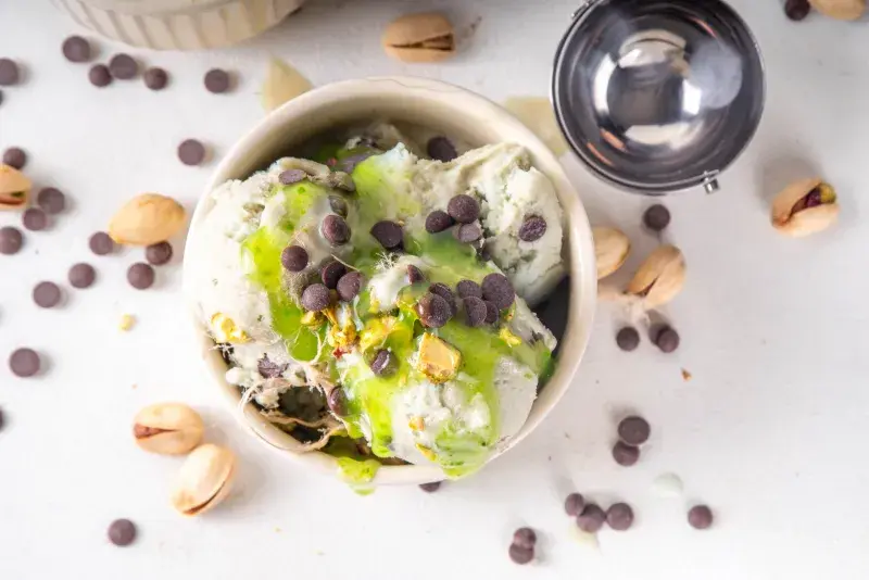 Dubajská pistáciová zmrzlina s čokoládou, tahini a kadaifem