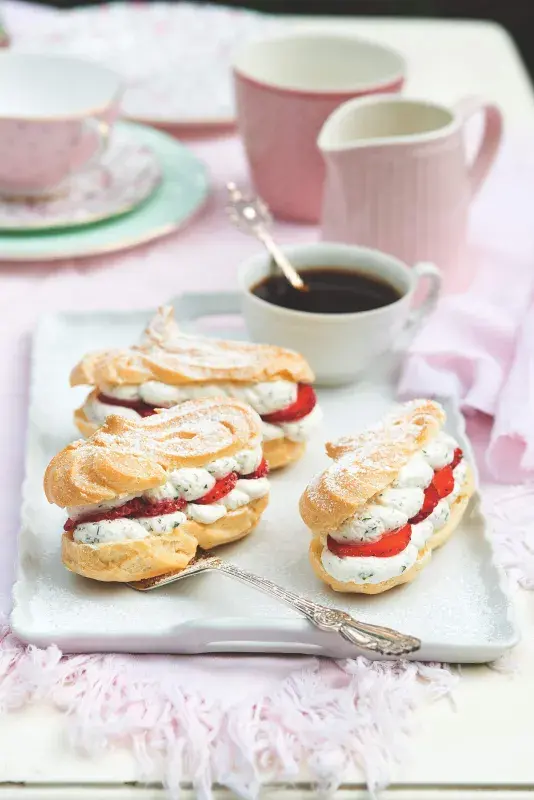 Eclairky s jahodami a mátovou šlehačkou