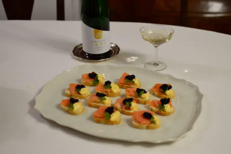 Jednohubky s uzeným lososem a kaviárem