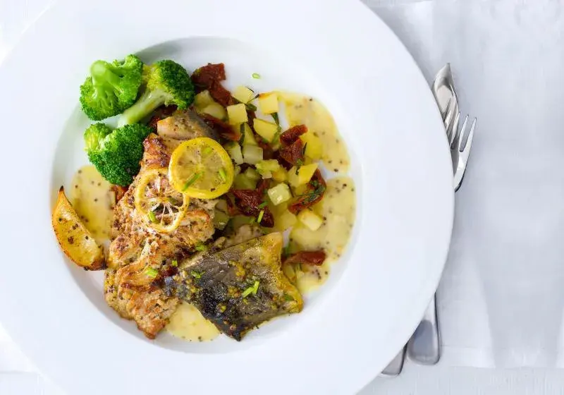 Kapr na hořčici s bramborovým salátem