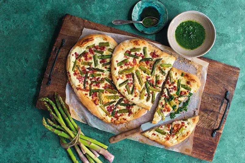 Koláč ve stylu tarte flambée s chřestem