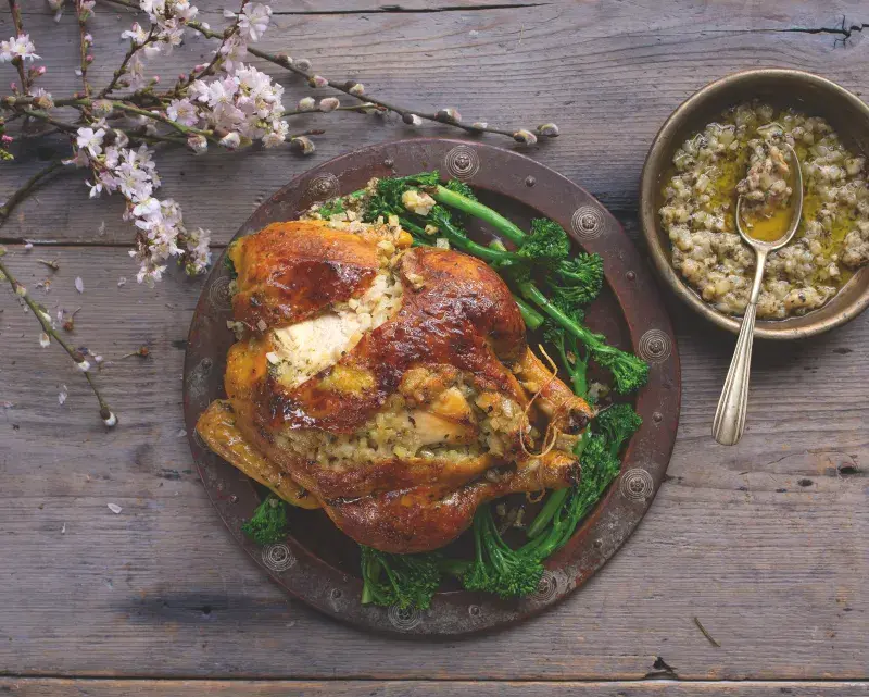 Pečené jarní kuřátko s bramborovou nádivkou