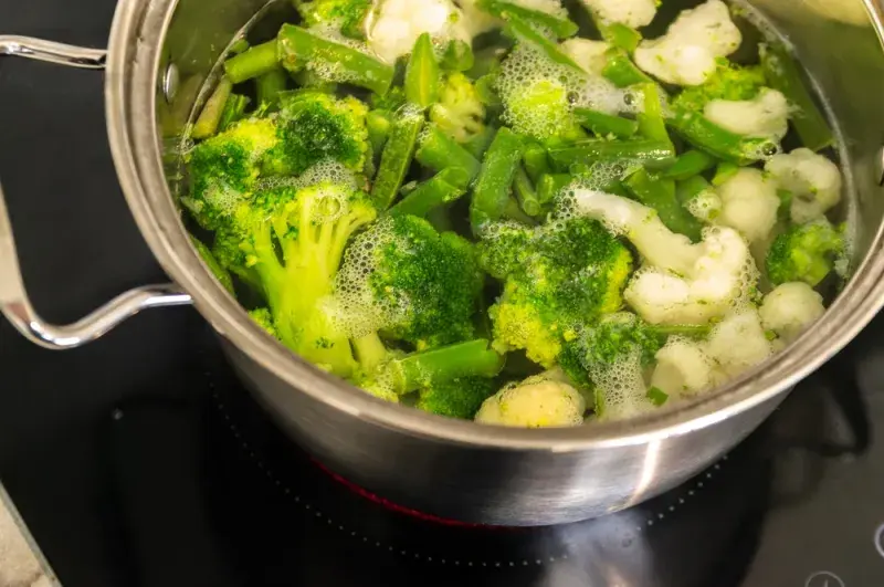 Při blanšírování zeleninu nejdřív krátce povařte