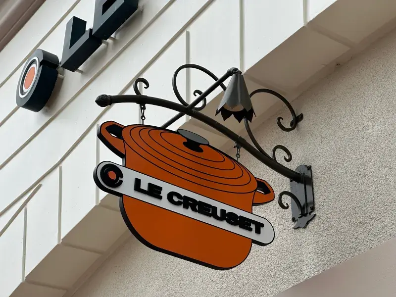 Oranžový hrnec je takovou ikonou, že se dostal i do loga značky