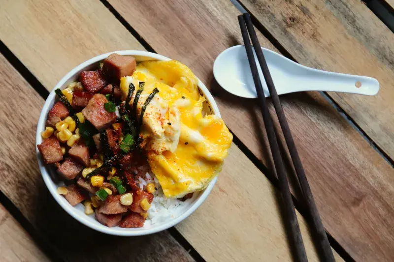 Luncheon meat má mnoho podob, velmi oblíbený je v asijské kuchyni