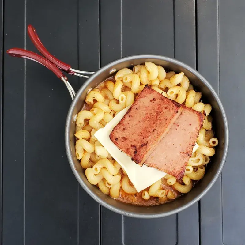 Rychlovka do kempu: těstoviny s rajčatovou omáčkou a opečeným luncheon meatem