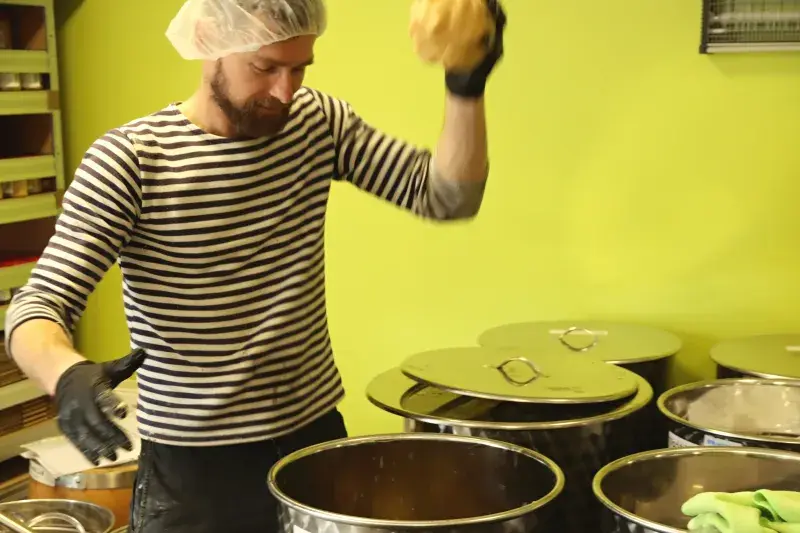 Stěhování do většího do Hořovic, tradiční zakládání misa – házení koulí do sudu