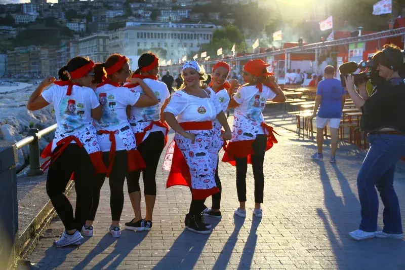 Pekařky pizzy na fesivalu v Neapoli