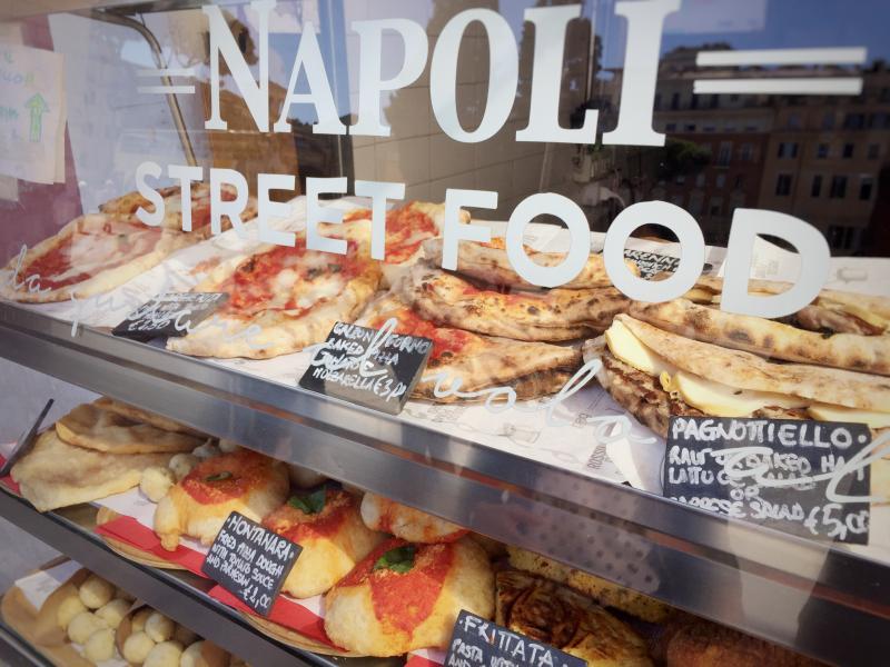 Neapolská pizza všech druhů, včetně smaženého calzone