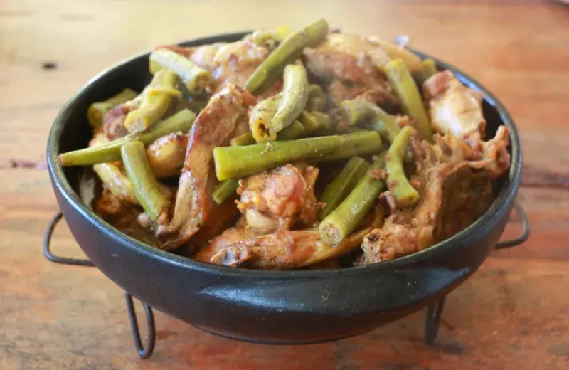Frango com quiabo („kuře s okrou“), tradiční brazilské jídlo
