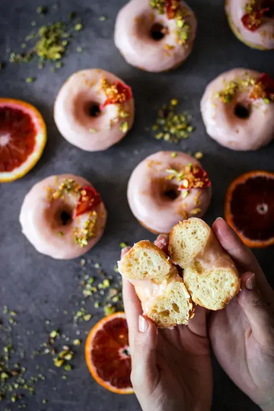 Pečené koblihy s polevou z krvavých pomerančů