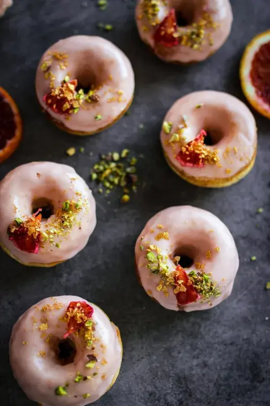 Pečené koblihy s polevou z krvavých pomerančů