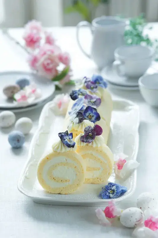 Piškotová roláda s krémem z bílé čokolády