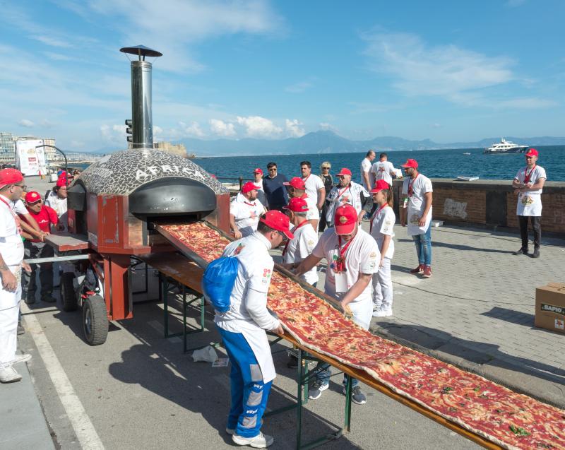 Pizza fest v Neapoli a nejdelší pizza na světě v akci