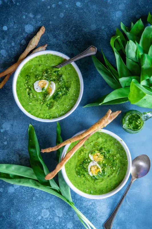 Polévka z medvědího česneku s vejci a s grissini