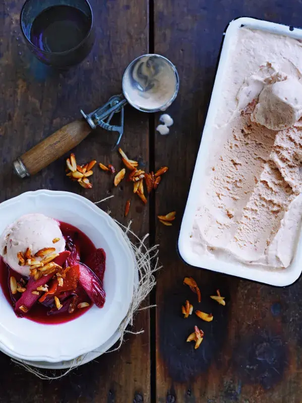 Rebarborová zmrzlina s pečenou rebarborou a karamelovými mandlemi