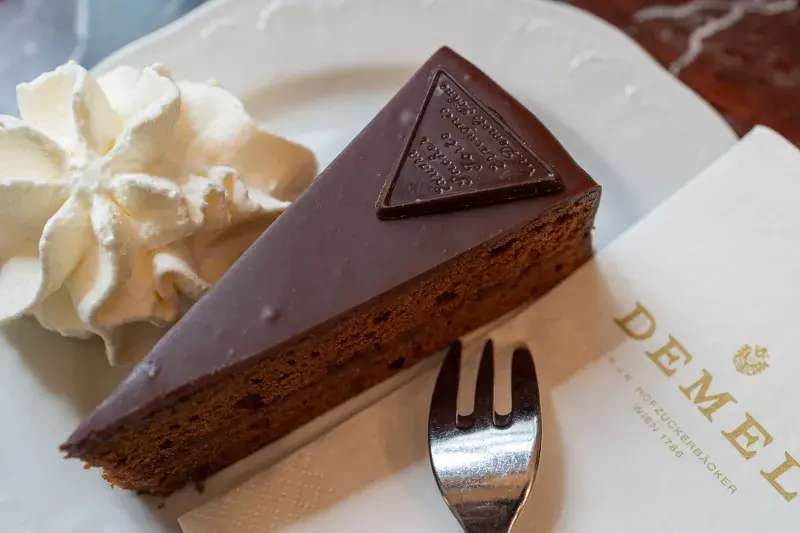 Demel's Sachertorte, druhý uznaný Sacher dort, poznáte podle trojúhelníkové pečeti