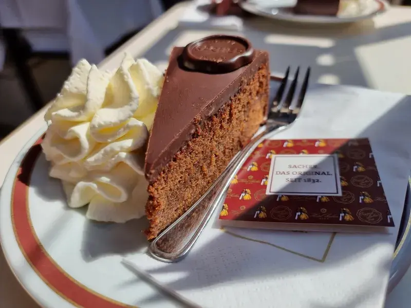 Original Sachertorte na ikonickém talířku z kavárny hotelu Sacher
