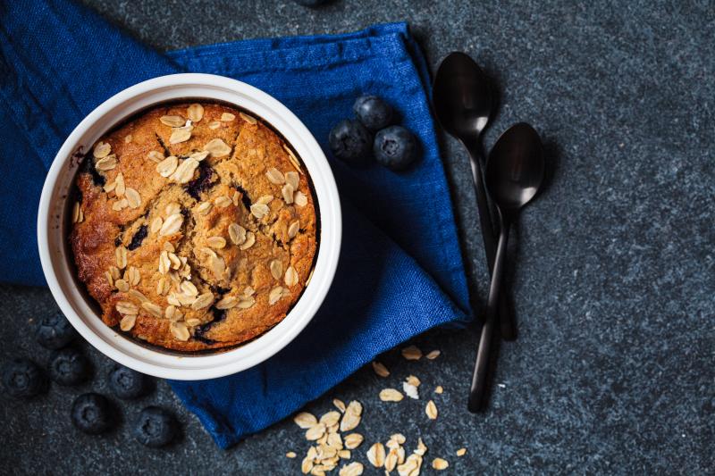 Veganský mug cake s vločkami, banánem a borůvkami