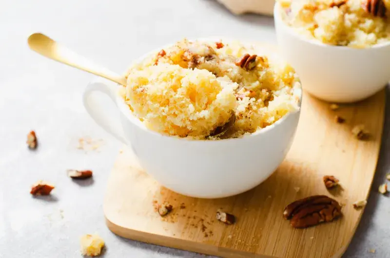 Banánový mug cake s pekanovými ořechy