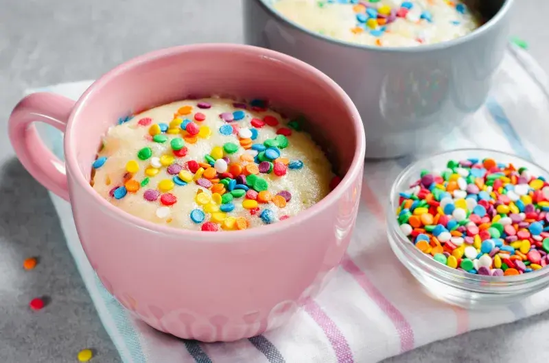 Nejen děti si zamilují mug cake s barevnými posypkami