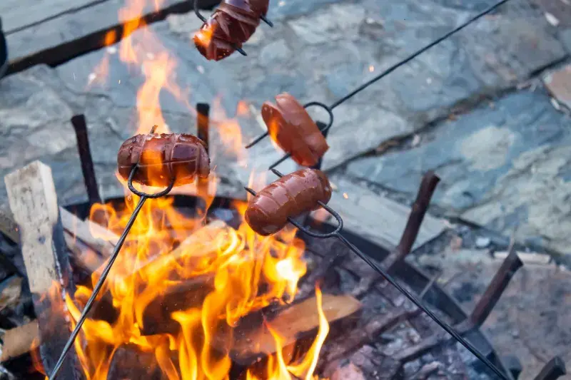 Způsobů, jak naříznout špekáčky, je spousta. Každý má ten svůj oblíbený