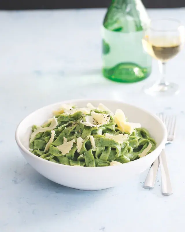 Pesto z natí dodá barvu a chuť těstovinám